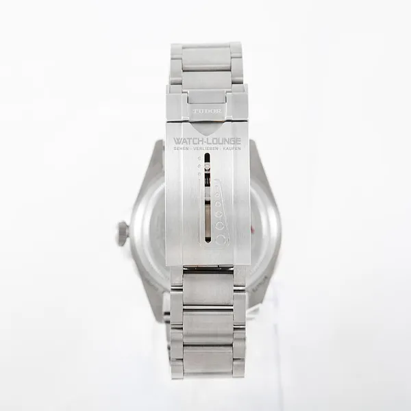03766_watchlounge_lo.jpg