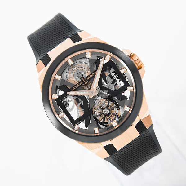 04553_watchlounge_lo.jpg