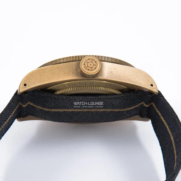 08537_watchlounge_lo.jpg
