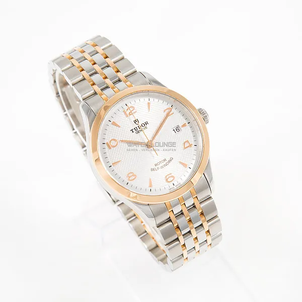 09723_watchlounge_lo.jpg